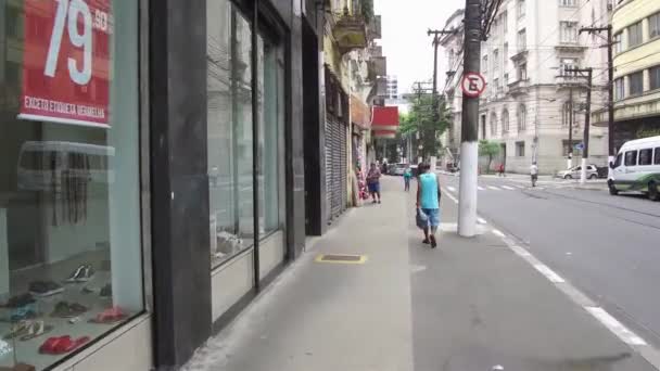 Cara Camisa Azul Claro Caminhando Calçada Centro Histórico Cidade Santos — Vídeo de Stock