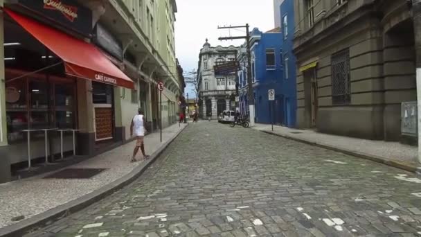 Cara Camisa Branca Caminhando Calçada Centro Histórico Cidade Santos — Vídeo de Stock