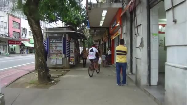 Personnes Marchant Faisant Vélo Sur Trottoir Centre Ville — Video