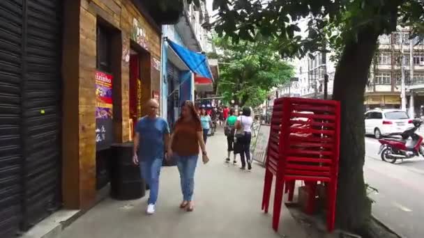 走在巴西市中心一座城市的人行道上 — 图库视频影像