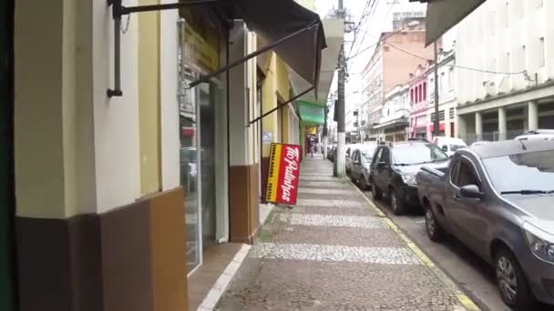 Прогулка Улице Вокруг Ларьков Магазинов Внутренней Улице Центра Бразильского Города — стоковое видео
