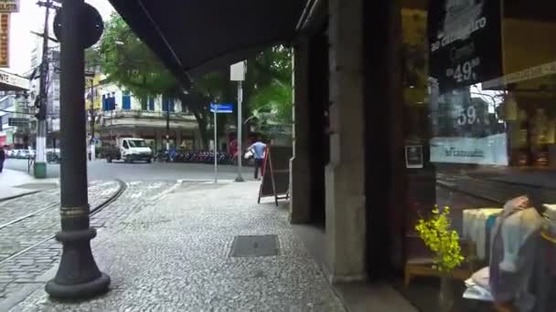 Santos Şehrinin Çakıl Taşlı Sokaklarında Ana Yola Doğru Yürüyorum — Stok video