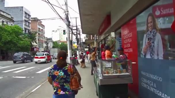 Mulher Com Camisa Flor Fazendo Compras Janela — Vídeo de Stock