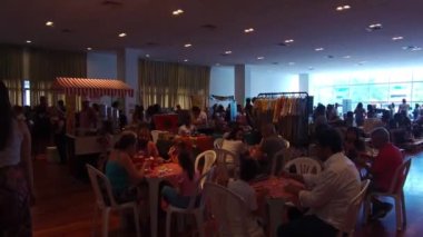 Bir sürü insan ve sanatsal tezgahların olduğu kapalı bir sergi.