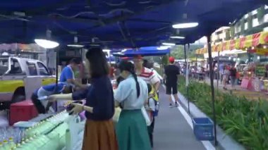 Johor Bahru 'daki açık hava pazarında insanların alışveriş yapma ve yürüme zamanları 