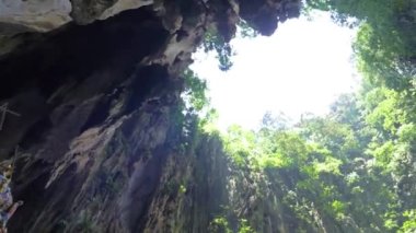 Kuala Lumpur 'daki Batu mağaralarının büyük mağarasından gelen ışıkla birlikte büyük bir açıklık var.