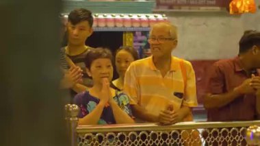  Kuala Lumpur 'daki Batu mağaralarının büyük mağarasında dua eden Asyalı bir aile..