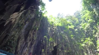 Kuala Lumpur 'daki Batu mağaralarının büyük mağarasından gelen ışıkla birlikte büyük bir açıklık var.