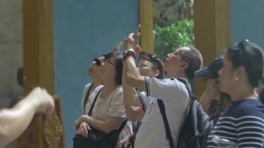  Batu mağaralarında cep telefonuyla fotoğraf çeken Çinli turistler..