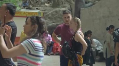 Batu mağaralarında cep telefonu ve selfie çeken yabancı turistler.
