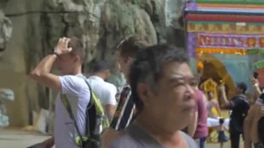 Batu mağaralarında dolaşan yabancı turistler.