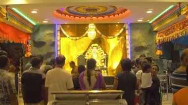  İnsanlar Kuala Lumpur 'daki Batu mağaralarının büyük mağarasında bir rahibin etrafında toplandı. 