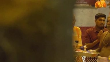 İnsanlar Kuala Lumpur 'daki Batu mağaralarının büyük mağarasında durup dua ediyorlar..