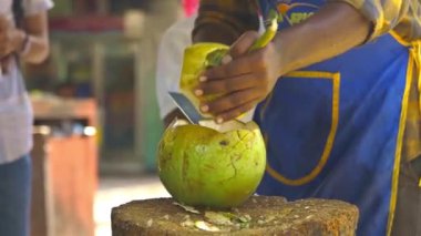 Hindistancevizi kesip içine başıboş koyan Asyalı bir adamın ön görüntüsü..
