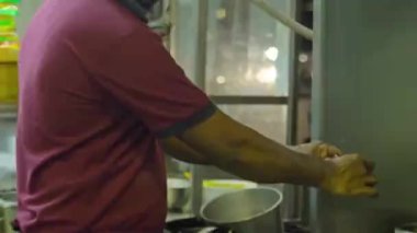 Adam tavaya baharat döküyor - yan görünüm