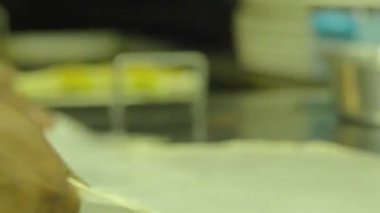  Hintli bir adamın, Kuala lumpur 'da bir restoranda roti canai için para çevirmesi.