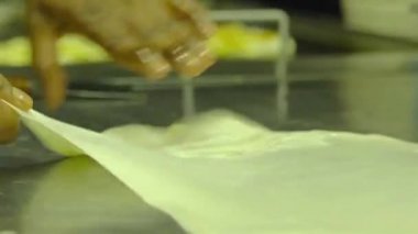 Hintli adam Kuala lumpur 'da bir restoranda Roti Canai için para çeviriyor.