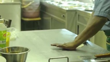  Hintli adam Kuala lumpur 'daki bir restoranda roti canai için hamur hazırlıyor..