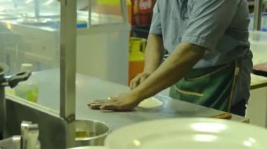  Hintli adam Kuala lumpur 'da bir restoranda roti canai için hamur hazırlıyor.