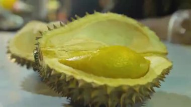 Gece pazarındaki durian meyvesinin görüntüsünü kesin.