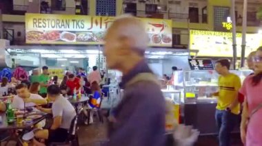 Geceleri Kuala lumpur Malezya 'da restoranlarla dolu bir sokakta tezgahlar.