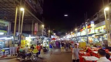 Geceleri Kuala lumpur Malezya 'da restoranlarla dolu bir sokakta yürüyorum.