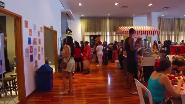Caminhando Uma Exposição Interior Com Barracas Artísticas Muitas Pessoas — Vídeo de Stock