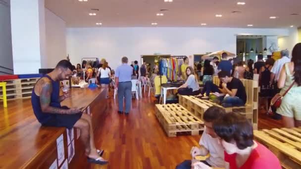 Люди Сидящие Деревянных Скамейках Помещении Выставки Искусства — стоковое видео