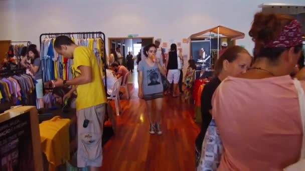 Девушка Выпивает Выставке Художественными Киосками Множеством Людей — стоковое видео