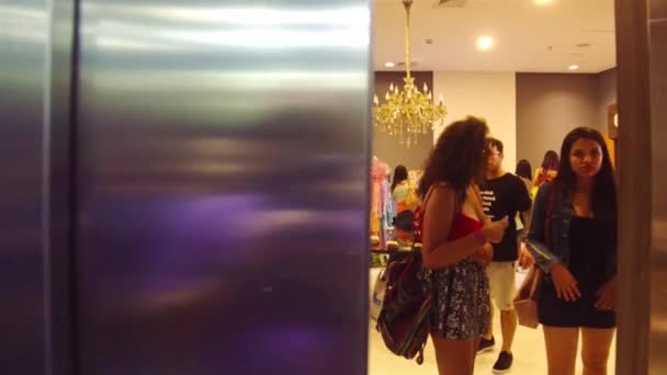 Дверь Лифта Открывается Красивым Девушкам Выставке — стоковое видео