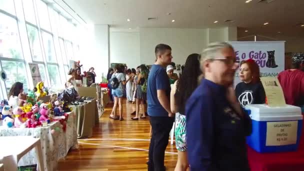 Frontansicht Von Menschen Die Einer Indoor Ausstellung Verschiedene Stände Anschauen — Stockvideo