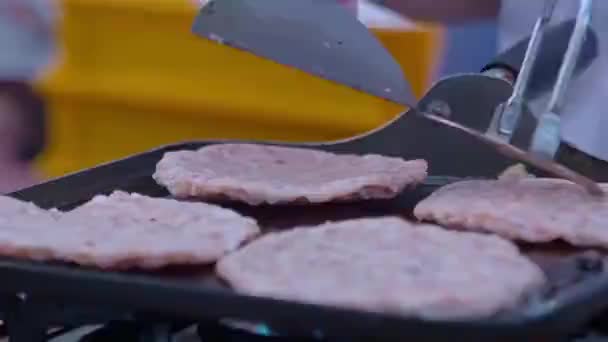 Chinese Boy Grilling Meat Patty Outdoor Day Market Johor Bahru — Vídeos de Stock