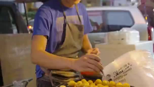 中国人在柔佛巴鲁的一个户外日市场上摆弄竹芋 — 图库视频影像
