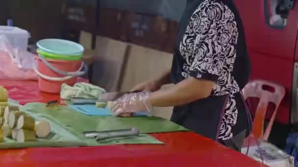 Malezyalı Adam Johor Bahru Daki Açık Hava Pazarında Salatalık Kesiyor — Stok video