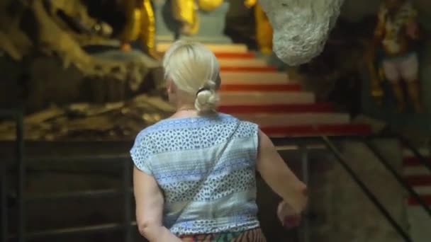 Blond Žena Dotýká Kamenné Formace Obrovské Jeskyni Hinduistický Chrám Batu — Stock video