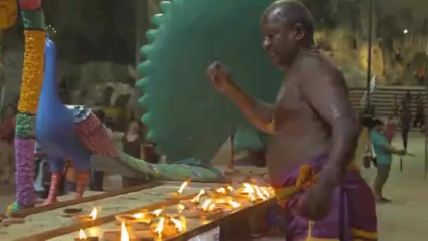 Padre Indiano Colocando Lâmpadas Óleo Enorme Templo Hindu Caverna Cavernas — Vídeo de Stock