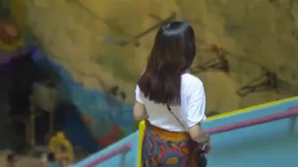 Όμορφη Thai Κορίτσι Πόδια Γύρω Από Τεράστιο Σπήλαιο Πίσω Από — Αρχείο Βίντεο