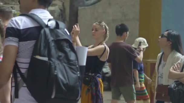Foriegn Tourists Taking Pictures Mobile Phone Batu Caves — Stock Video