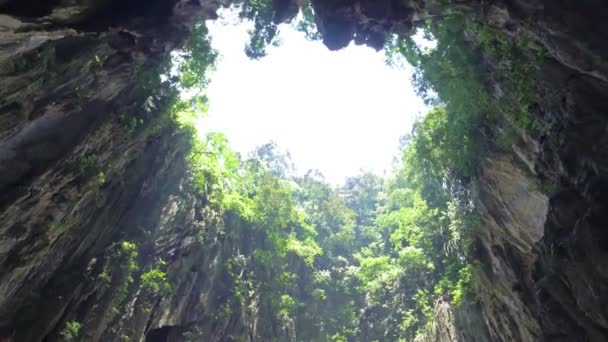 Obrovský Otvor Světlem Přichází Obrovské Jeskyni Hinduistický Chrám Batu Jeskyně — Stock video
