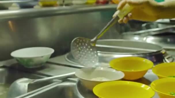 Sarı Etli Şehriyeli Çorba Fincanlarına Sıcak Erişte Koyan Bir Adam — Stok video