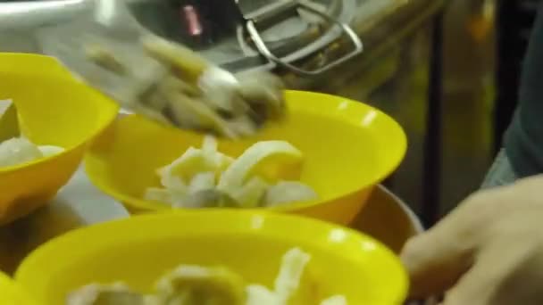Malaysian Guy Preparando Fideos Calientes Carne Fresca Tazas Amarillas Blancas — Vídeos de Stock