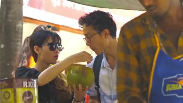 Una Chica China Ofreciendo Agua Coco Novio — Vídeos de Stock