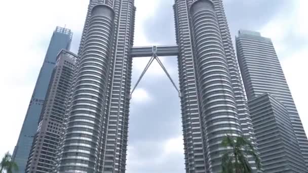 Vacker Utsikt Över Petronas Tvillingtorn Kuala Lumpur Malaysia Luta Upp — Stockvideo