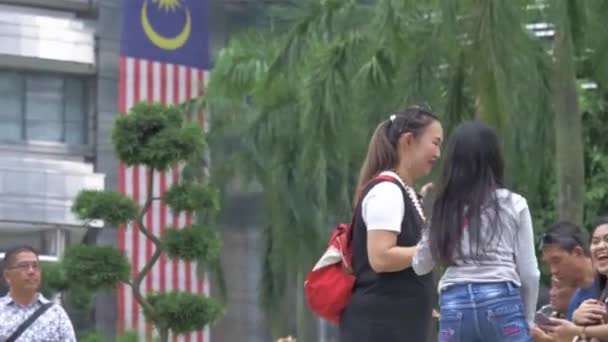 Gençler Kuala Lumpur Daki Güzel Petronas Ikiz Kulelerinin Bahçesinde Dinleniyorlar — Stok video