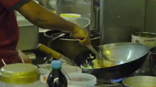 アジアの男作るチャーハンでクアラランプール — ストック動画