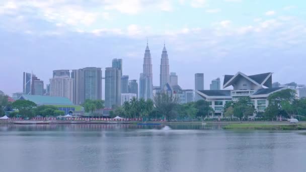 拍成电影的Petronoas从吉隆坡的Titiwangsa湖驶向的时间 — 图库视频影像