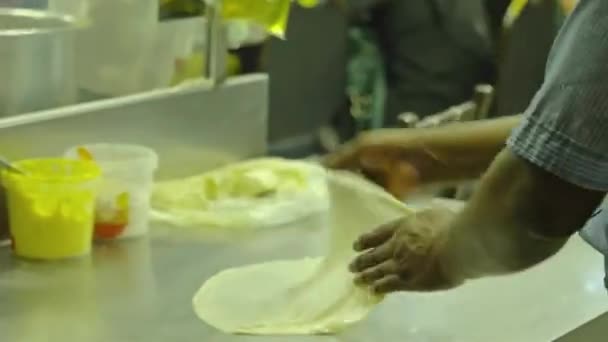 Hombre Indio Volteando Masa Para Roti Canai Restaurante Kuala Lumpur — Vídeo de stock