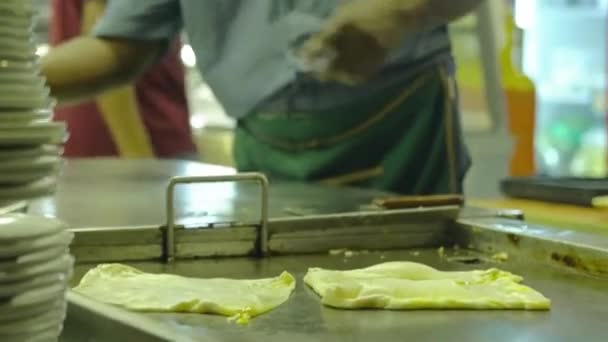Индиец Готовит Тесто Роти Канай Ресторане Куала Лумпуре Пан — стоковое видео