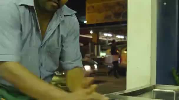 Indischer Mann Serviert Roti Canai Einem Restaurant Kuala Lumpur — Stockvideo