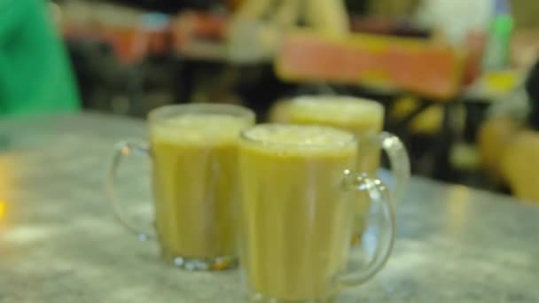 Teh Tarik Maleisische Thee Transparante Kopjes Een Tafel Een Winkel — Stockvideo